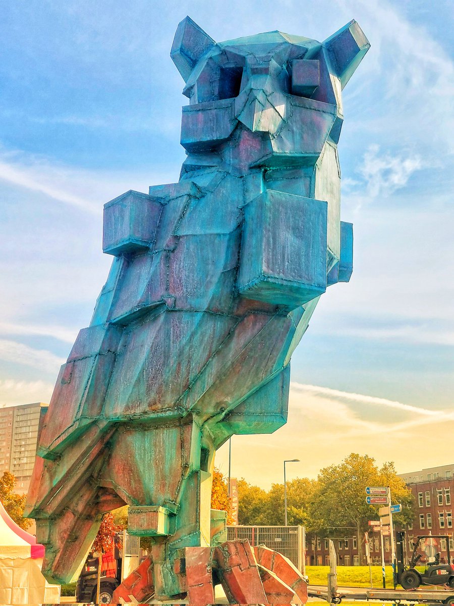 We hebben al een Praathuis aan de Coolsingel. Alleen was er nog geen (meneer de) Uil. Die staat op Zuid aan de Brielselaan. Morgen de officiële onthulling. Het is een cadeau van Fa. Van Uden aan Rotterdam die staat voor de wijsheid🤔.