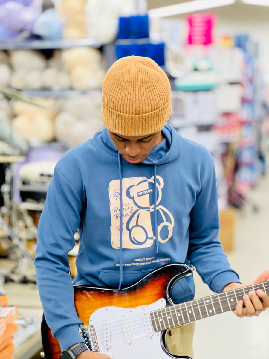 _iamkirabo_'s tweet photo. Electric player🤣🎸🎸🎸 https://t.co/ffFCepKzlZ