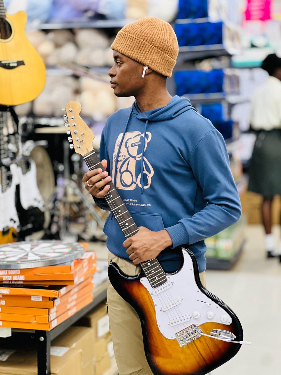 _iamkirabo_'s tweet photo. Electric player🤣🎸🎸🎸 https://t.co/ffFCepKzlZ