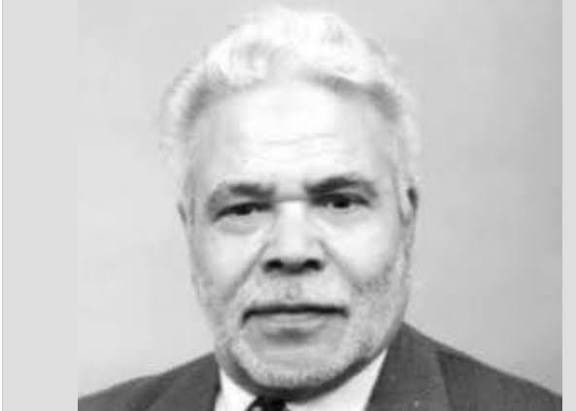 🎈 اليوم، ذكرى ميلاد

محمد عبد القادر السائحي (1933 – 2005)
الشاعر والكاتب القصصي الجزائري، الذي جمع بين الكلمة الملتزمة وروح الوطن، فكتب قصائد وقصصًا ظلّت شاهدة على مرحلة النضال وبحث الإنسان عن الحرية.

✉️ من روحه إلى القارئ:
“الكلمة ليست زينة…
هي سلاح يحفظ الذاكرة من الصمت.”