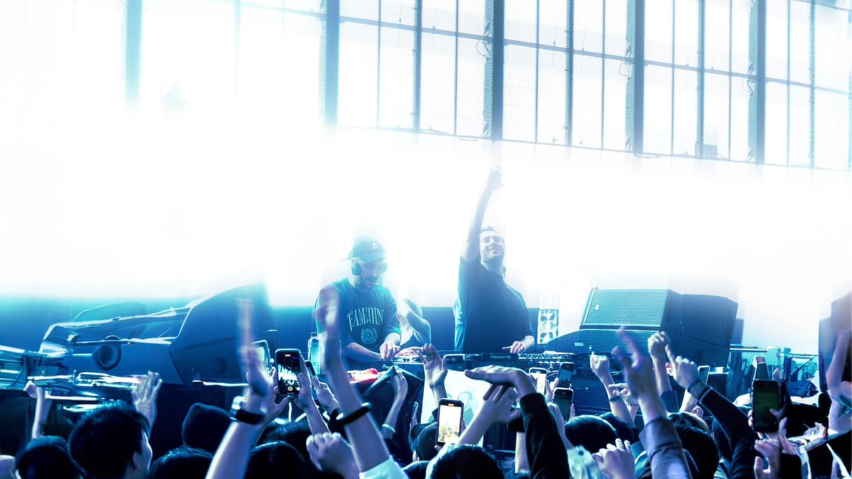 Wait So Long / 2 Million Ways
🎶 youtu.be/p85hda2yepo