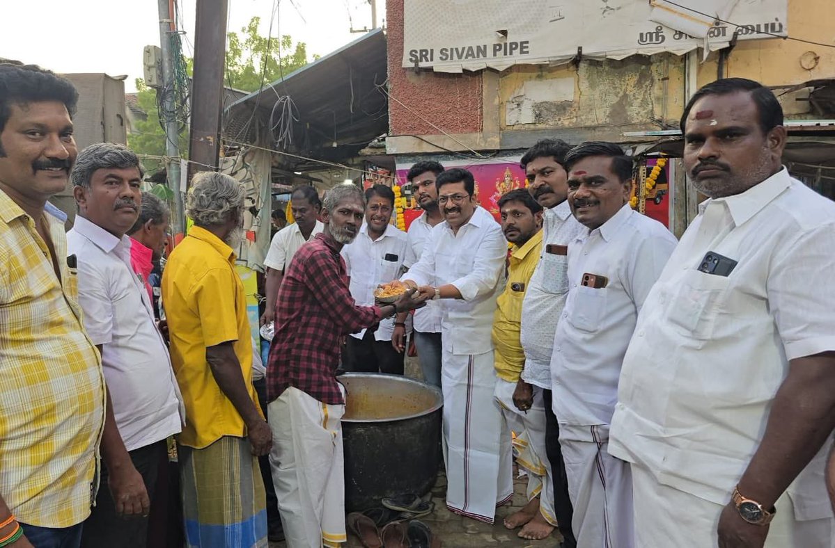 DrPSaravananMD's tweet image. மதுரை கோபுரம் சினிமாஸ் ஆட்டோ நிலையத்தில் நடைபெற்ற ஆயுத பூஜை நிகழ்ச்சியில் கலந்துகொண்டு, பொதுமக்களுக்கு அன்னதானம் வழங்கினோம். ஆட்டோ ஓட்டுநர்கள், கழக நிர்வாகிகள் உடனிருந்தனர்.