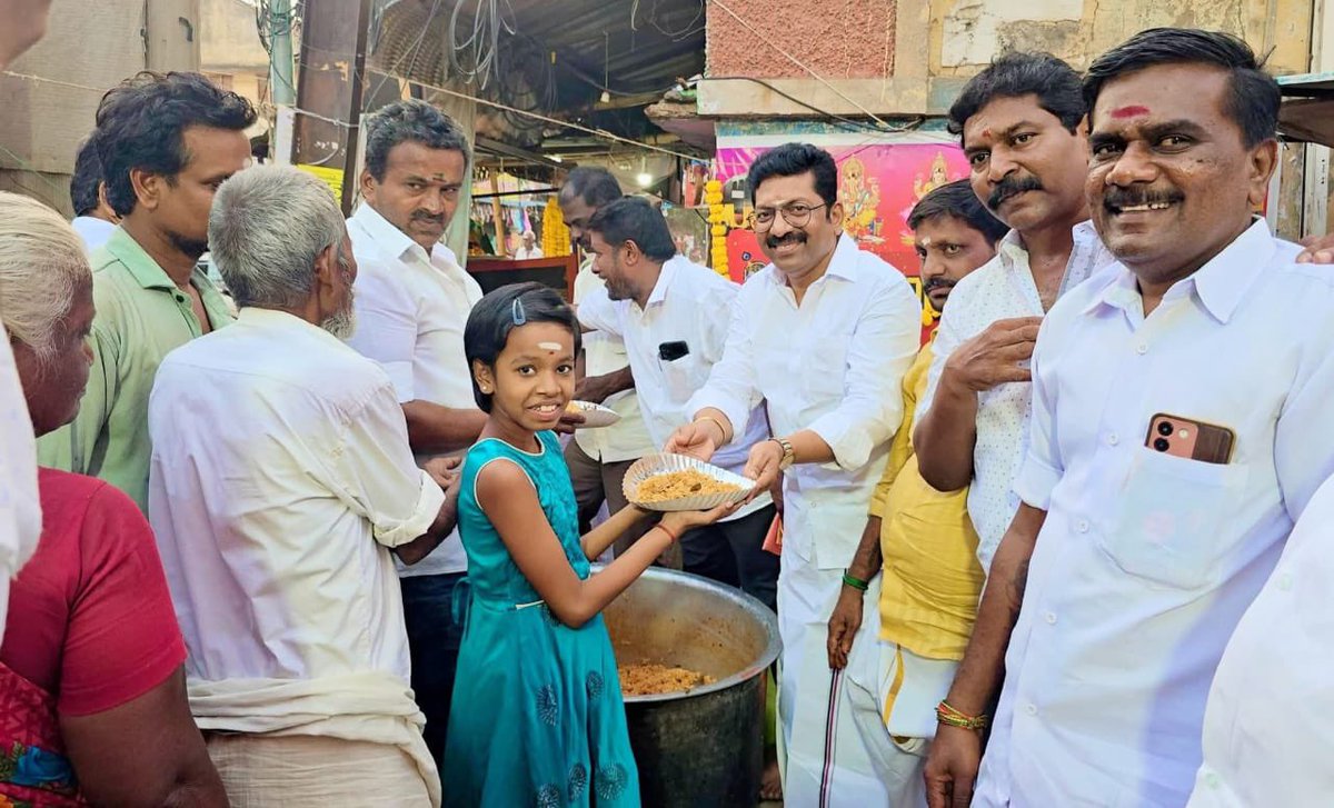 DrPSaravananMD's tweet image. மதுரை கோபுரம் சினிமாஸ் ஆட்டோ நிலையத்தில் நடைபெற்ற ஆயுத பூஜை நிகழ்ச்சியில் கலந்துகொண்டு, பொதுமக்களுக்கு அன்னதானம் வழங்கினோம். ஆட்டோ ஓட்டுநர்கள், கழக நிர்வாகிகள் உடனிருந்தனர்.