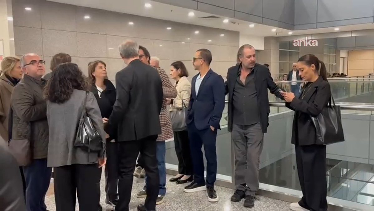 Bir ülkeye diktatörlüğü diktatörler değil, ona boyun eğenler getirir.
- Bülent Ecevit-

Bugün boyun eğmeyip, arkadaşları Ayşe Barım’ın yanında duran tüm sanatçıların önünde saygıyla eğiliyorum.