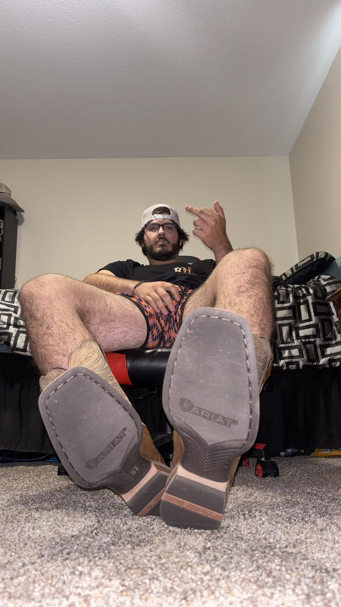 it’s october 1st witch means 25 days left till my birthday so get them early gifts/sends coming through and make this alpha proud you losers. #cashmaster #footworship #findom #cashslave #footslave 
allmylinks.com/domcorb