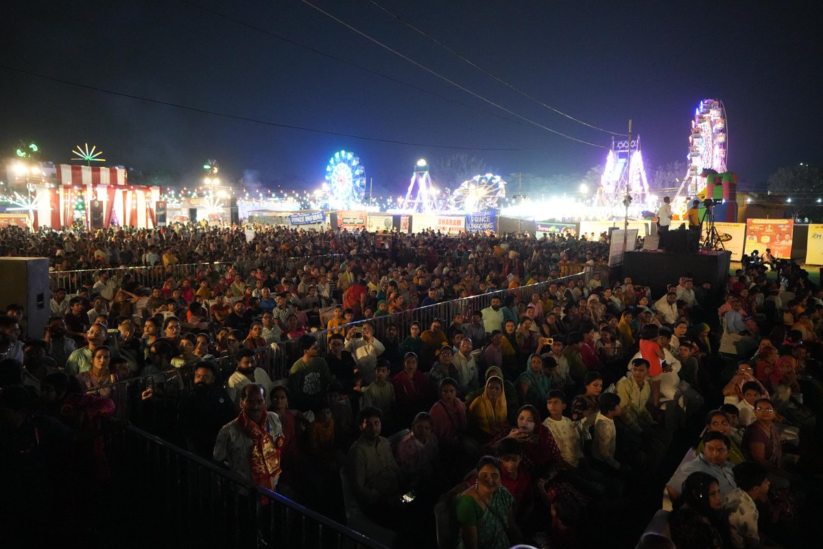 ArvindKejriwal's tweet image. मयूर विहार फेज़-3 में हमारे कोंडली विधायक @KuldeepKumarAAP  जी द्वारा आयोजित भव्य रामलीला मंचन में आज शामिल हुआ।

भगवान श्रीराम का आदर्श जीवन हमें सदैव सत्य, त्याग, सेवा और धर्म के मार्ग पर चलने की प्रेरणा देता है। भगवान श्री रामचंद्र जी के आशीर्वाद से आप सभी के जीवन में अपार…