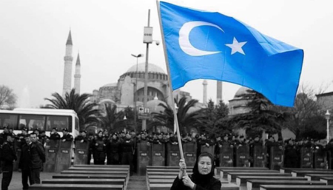 Kashgarlii's tweet photo. Bir gün, “Doğu Türkistan özgür” manşeti atıldığında,
dünya yeniden insan olmayı hatırlayacak.

#ÇindeYıkılacak https://t.co/bTH0wacIcs