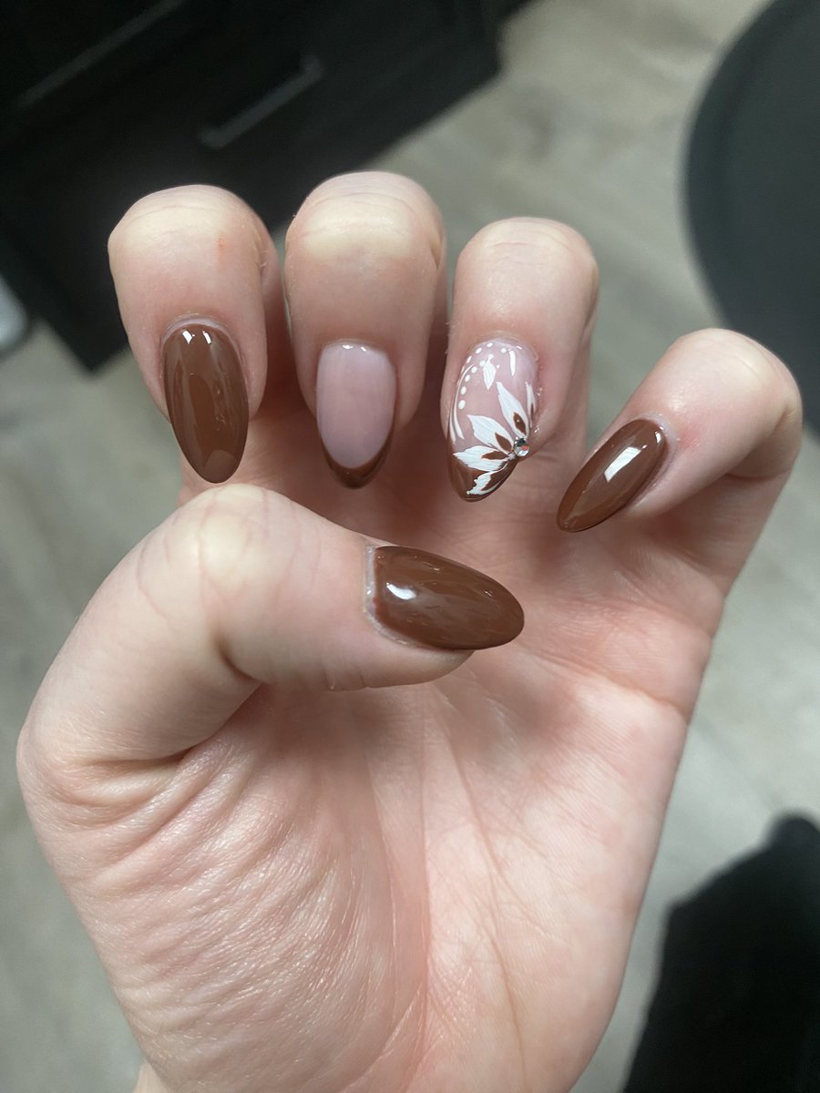 tpwkmendes's tweet photo. Birthday nails 💅🏻

What I wanted vs what I got 😋 https://t.co/HCD649bIt0
