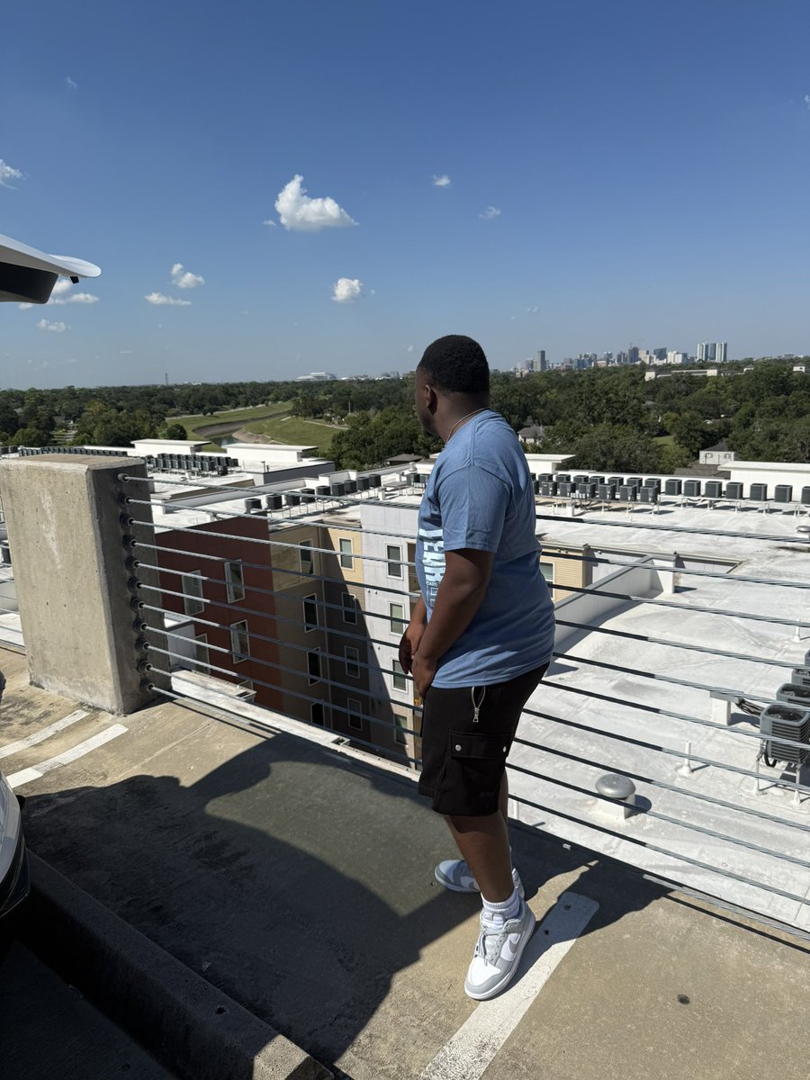 Kendrick3__3's tweet photo. Went legit 💫 #explore #lifestyle #rooftop #RTG https://t.co/OrkZHU1Hdb