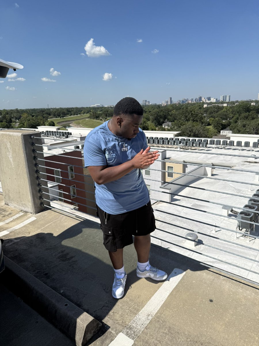 Kendrick3__3's tweet photo. Went legit 💫 #explore #lifestyle #rooftop #RTG https://t.co/OrkZHU1Hdb