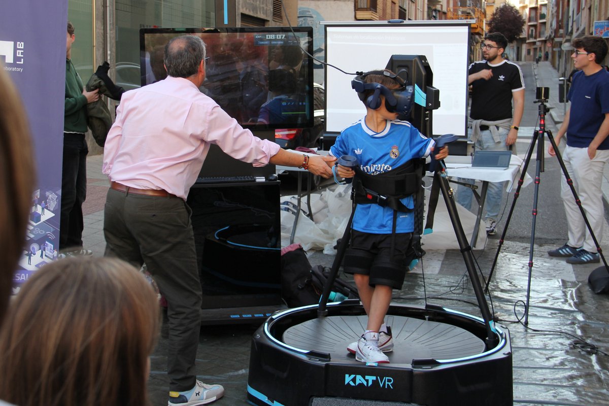 🌙🔬 NOCHE EUROPEA DE LOS INVESTIGADORES 🧵

Queremos dar las gracias a todos los investigadores e investigadoras, personal técnico y asociaciones de estudiantes por compartir su conocimiento y experiencia en campos tan diferentes