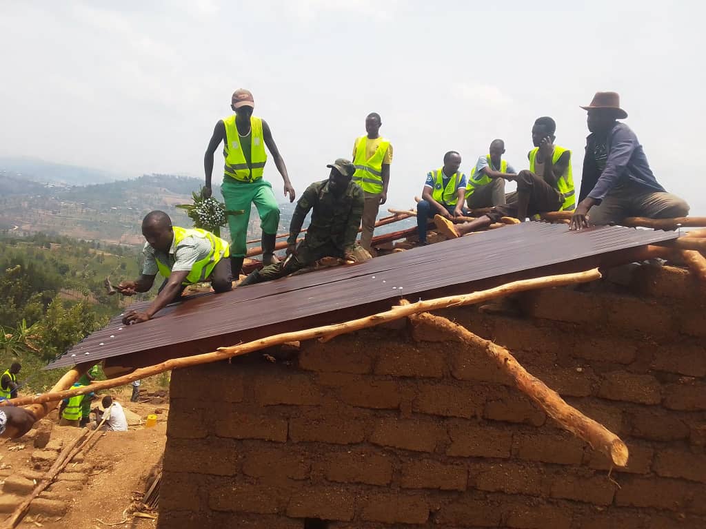 NYC_Muyira's tweet photo. Mu Murenge wa Muyira @NyanzaDistrict hatangijwe ukwezi kwahariwe Ibikorwa by'ubukorerabushake @NyanzaRyvcp nsanganyamatsiko igira iti"Kwegera Umuturage twabigize intego" mu rwego rw'Akarere. Hubatswe inzu y'umuturage utishoboye.
@NadineKayites #RYCP_NyanzaMonth #RYCP_MuyiraMonth https://t.co/XDGxrMMyYp