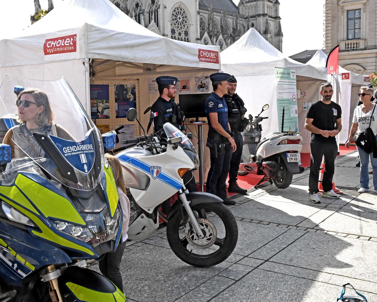 La Prefecture de Maine-et-Loire <a href="/Prefet49/">Préfet de Maine-et-Loire 🇫🇷🇪🇺</a>  , avec le concours de <a href="/choletagglo/">Cholet, Ville et Agglomération</a> , organisait aujourd'hui Place Travot une journée de sensibilisation à la <a href="/RoutePlusSure/">Sécurité routière</a> . 
Une action primordiale face au nombre croissant d'accidents. 
Merci à l'ensemble des acteurs mobilisés.