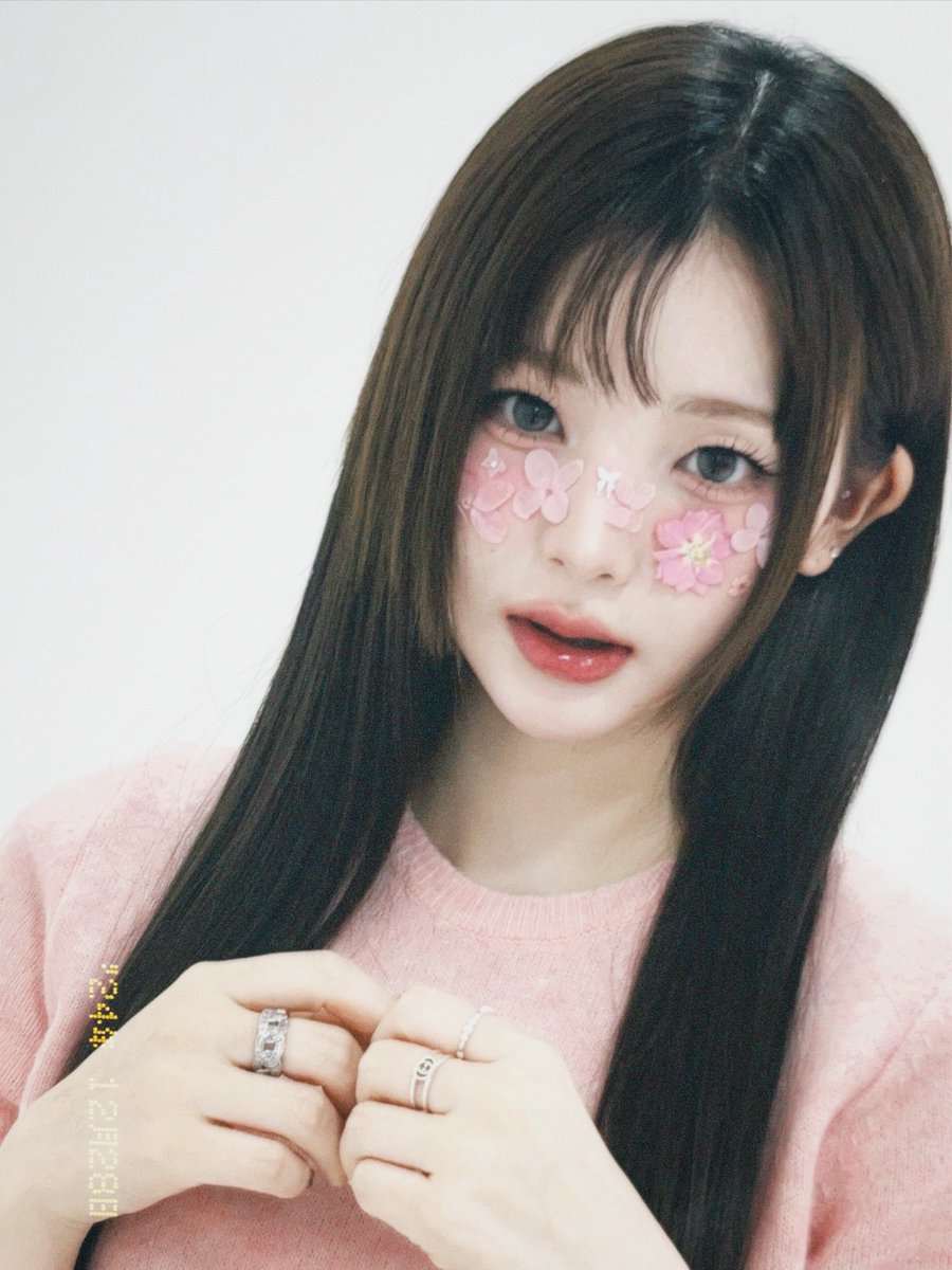 HuaFullmoon's tweet photo. 꽃 진짜 넘 좋아해요(୨୧ᵕ̤ᴗᵕ̤)🌸 #곽연지 https://t.co/B3RKvllsFQ
