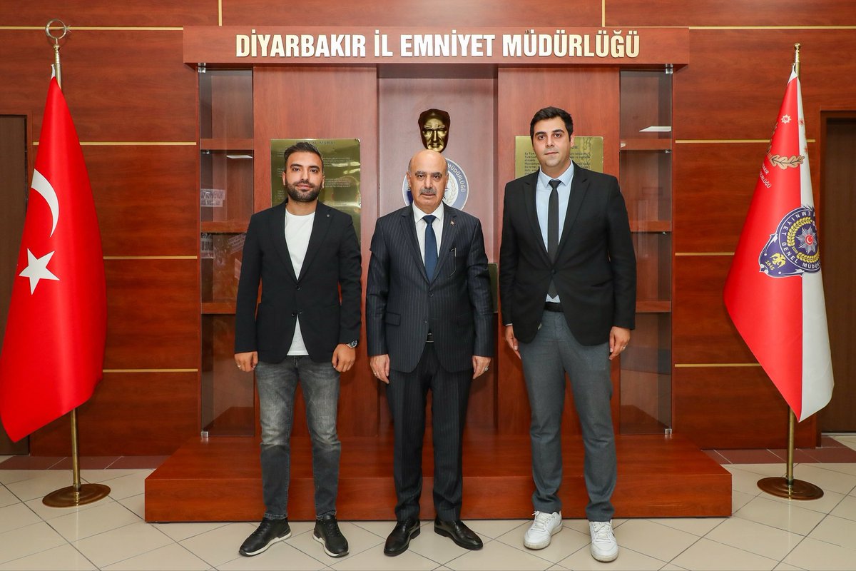Diyarbakır İl Emniyet Müdürü olarak atanan Sayın Nurettin Gökduman’ı Ekol TV olarak ziyaret ettik. 

Sayın Emniyet Müdürümüze yeni görevinde başarılar diliyoruz. #Diyarbakır #emniyet <a href="/hiclii/">Hüseyin İçli</a> #ekoltv