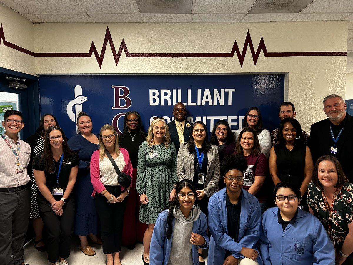 Laura Mackay tweet media