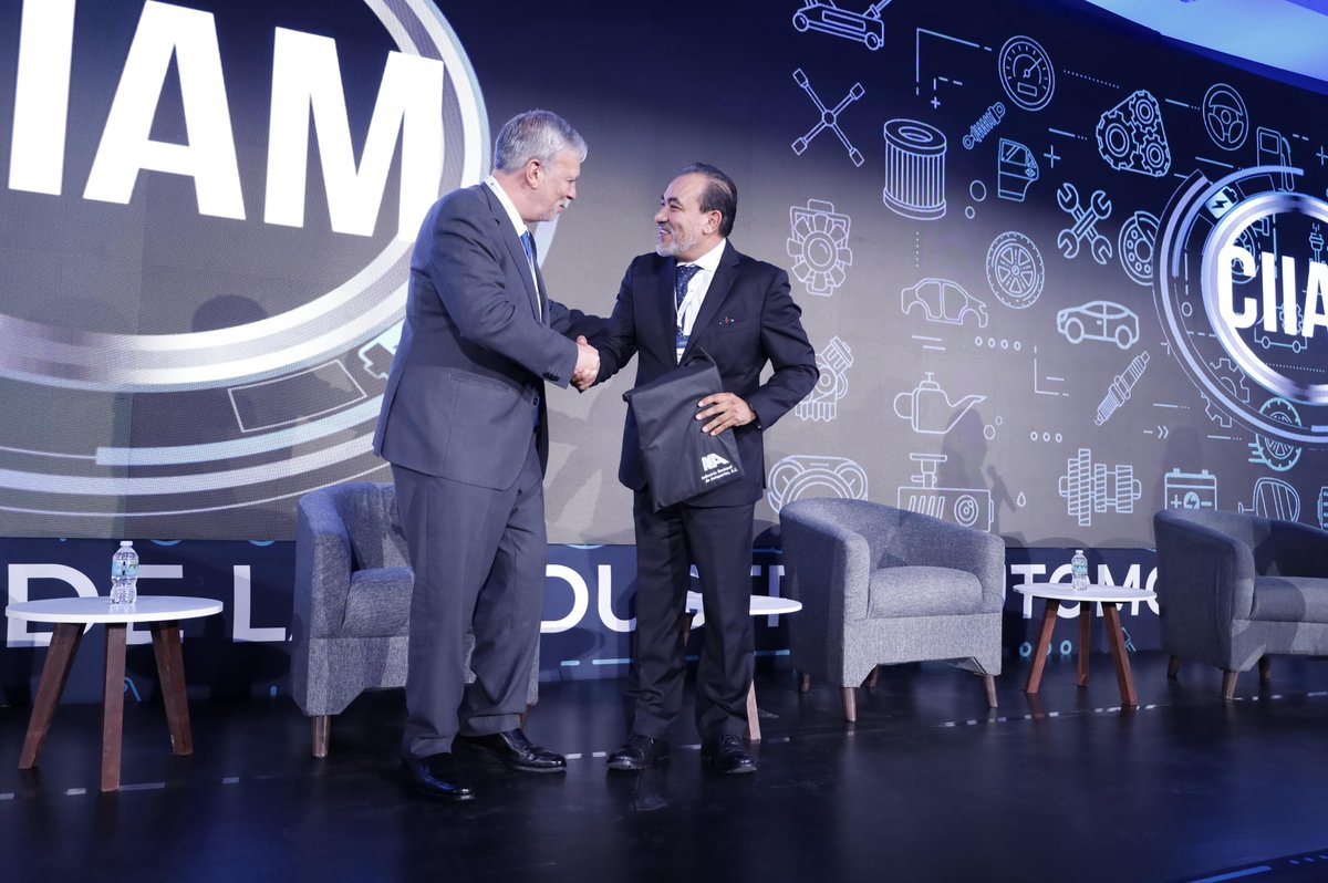 inaoficialmx's tweet photo. 🚗🌎 #CIIAM2025 | Ismael Ortíz, Jefe de la Unidad de Inteligencia Económica Global de la @SE_mx, resalta el papel estratégico de México en la industria automotriz.

Con visión de futuro, buscamos aprovechar esta ola de transformación y consolidar el liderazgo en Norteamérica. https://t.co/w6jasaU1TS