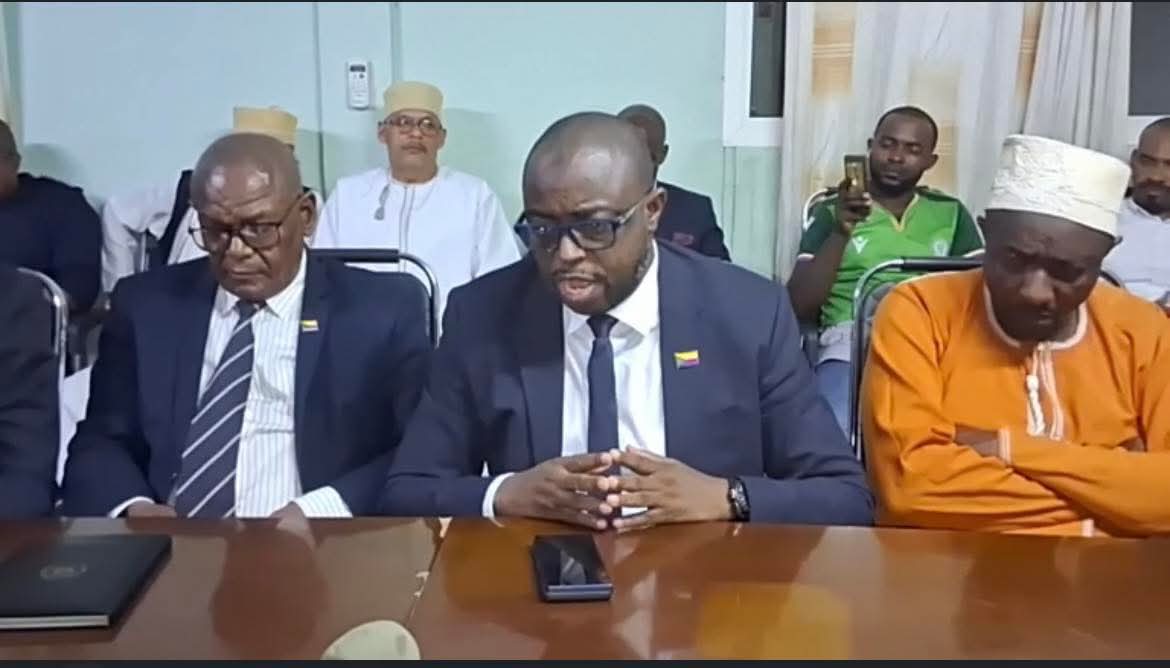 AbdourazakIBRA3's tweet photo. Très heureux qu’un compromis ait été trouvé entre le #gouvernement et les #grévistes. Je salue l’esprit de #dialogue de tous les partis. Une commission mixte sera mise en place pour veiller au respect des engagements pris. Ensemble, avançons vers des solutions durables. Merci https://t.co/xv8yNCF7nj