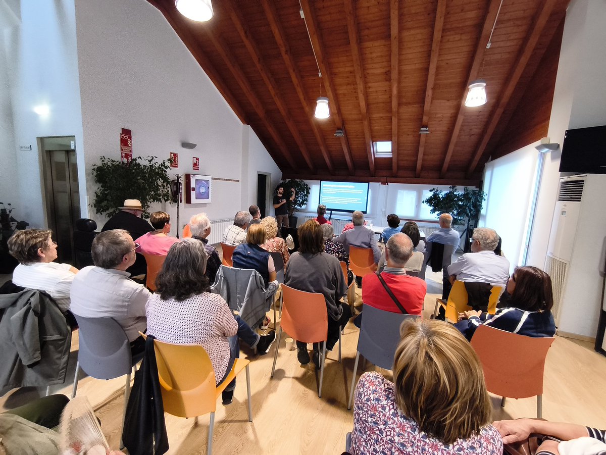 pangelolp's tweet photo. Recordant #1octubre2017 amb @OmniumPallars parlant de la nostra llengua. #NiOblitNiPerdo https://t.co/sgwHtrDFbG