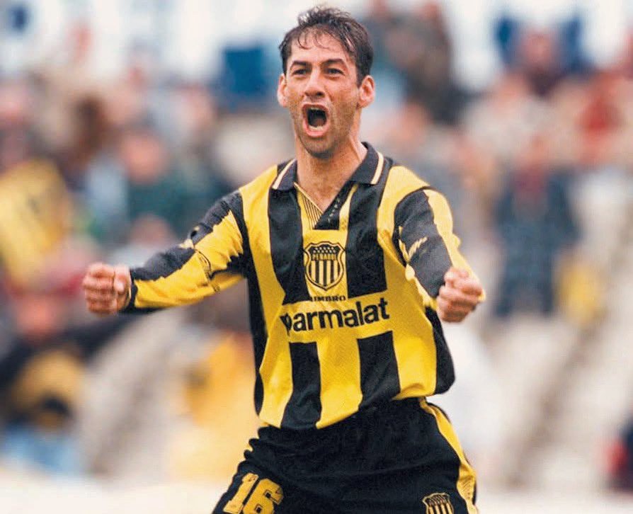 En 1997 el Diego bromeaba con dividirse los tiros libres con el Profe. Al final no se dio, y llegó Juan Carlos. De Lima hizo goles trascendentes para darnos el segundo quinquenio y se ganó el corazón de los manyas del mundo. 
Que en paz descanses floridense...