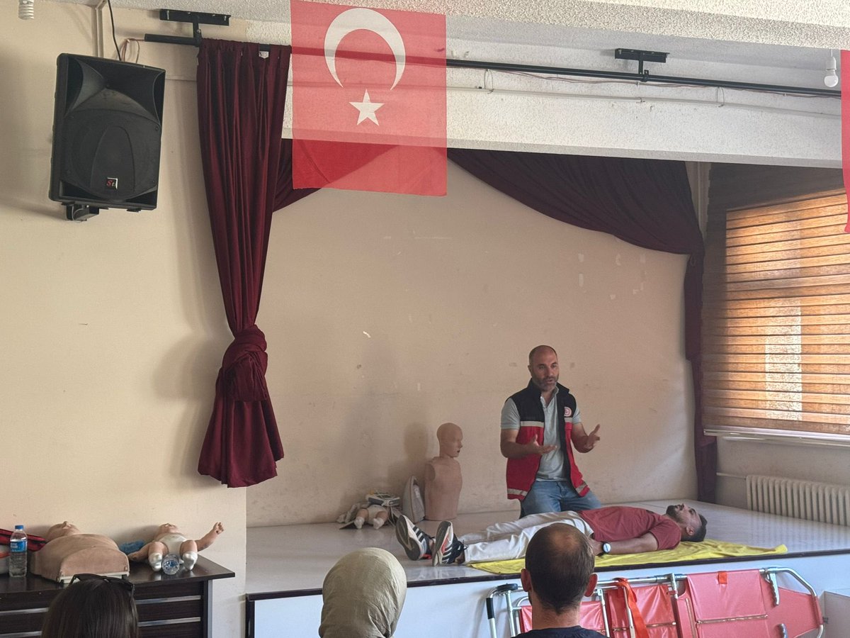 IsyeriVe's tweet photo. 📍 # Hakkâri / Derecik

🚑 Öğretmenlerimize, ilk yardım eğitimi verilmeye devam ediliyor. 👩🏻‍⚕️

📌 İlk yardım, hayat kurtarır.🩹

@tcmeb @Yusuf__Tekin @alicelik_64 @HakkariValiligi @meb_dhgm @omurfatih @mebisgb @ozkan_meb @nrtttin_ylmz  @OktayKzlk #isg https://t.co/eNkNpok3B7