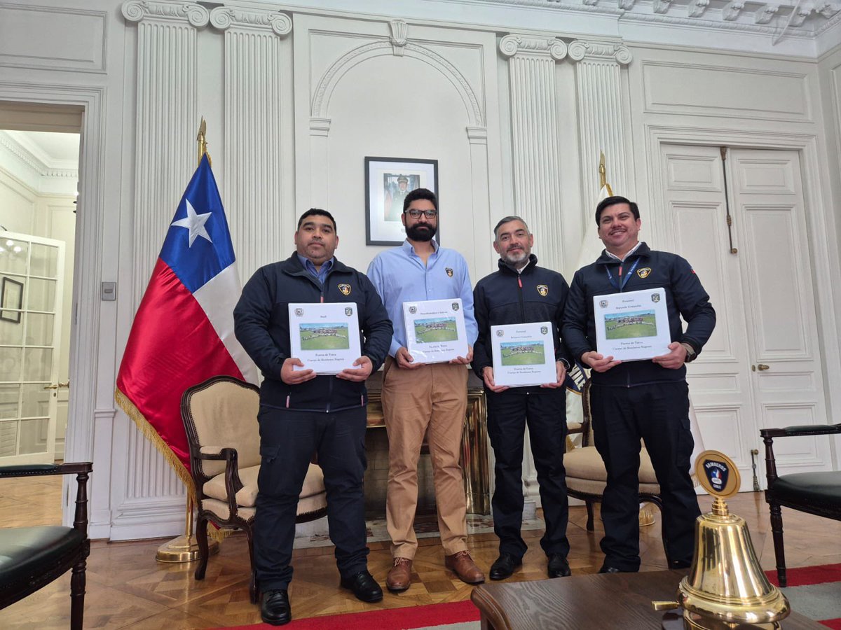 #Forestal el Superintendente del CB de Negrete Julio  Gonzalez Toloza en compañía de Víctor Ojeda Lider del EBF y Fernando Cid Líder Adjunto, realizaron la entrega de la carpeta para dar inicio a su acreditación forestal al Líder del GTO Rodolfo Valdivia <a href="/BomberosdeChile/">Bomberos de Chile</a> #SNO