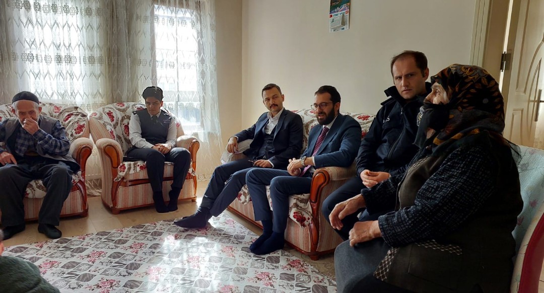 AskaleKaymkmlg's tweet photo. Kaymakamımız Sn Emre OĞUZTÜRK, ilçe protokolü ile birlikte 1 Ekim Dünya  Yaşlılar Günü kapsamında 100 yaşını doldurmuş olan asırlık çıkarlarımızı ziyaret ettiler. https://t.co/gJncJ1eKCy