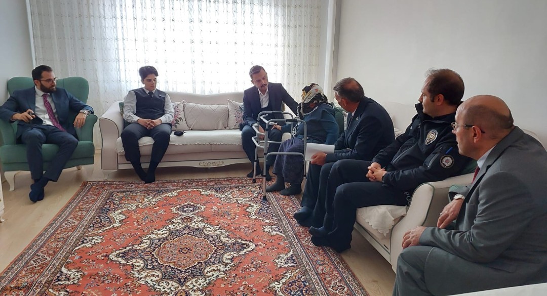 AskaleKaymkmlg's tweet photo. Kaymakamımız Sn Emre OĞUZTÜRK, ilçe protokolü ile birlikte 1 Ekim Dünya  Yaşlılar Günü kapsamında 100 yaşını doldurmuş olan asırlık çıkarlarımızı ziyaret ettiler. https://t.co/gJncJ1eKCy