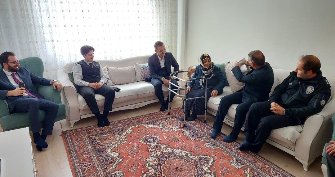 AskaleKaymkmlg's tweet photo. Kaymakamımız Sn Emre OĞUZTÜRK, ilçe protokolü ile birlikte 1 Ekim Dünya  Yaşlılar Günü kapsamında 100 yaşını doldurmuş olan asırlık çıkarlarımızı ziyaret ettiler. https://t.co/gJncJ1eKCy
