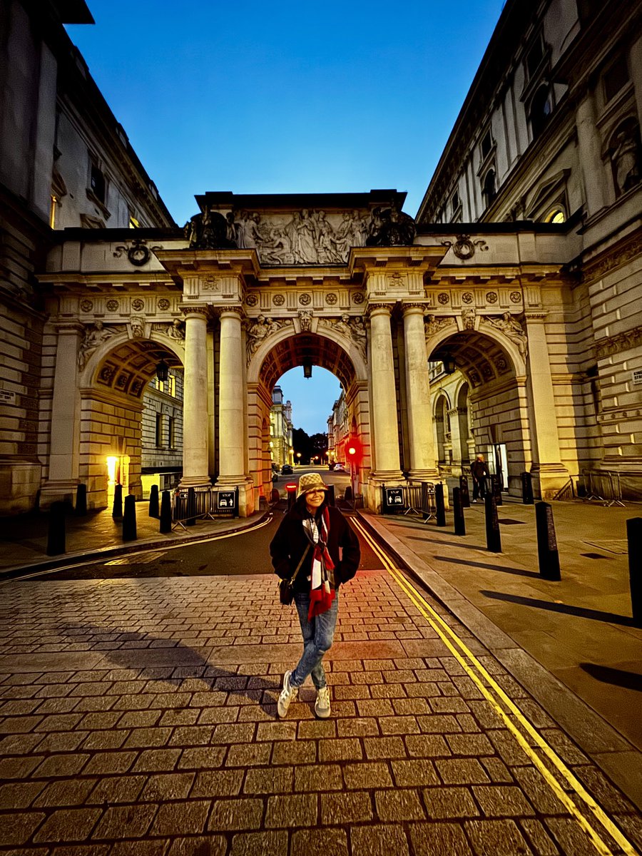 madel_suravilla's tweet image. It’s interesting to see London at night.. w/ all the beautiful lights it’s amazing! I luv London ❤️

United Kingdom Travel 
Sept-Oct 2025
#London
#England