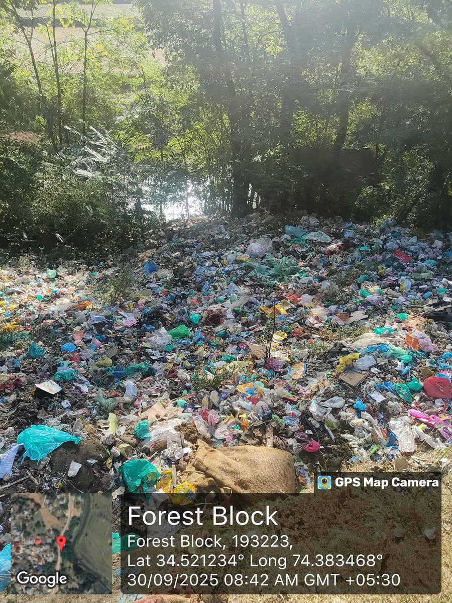 Bashara25165239's tweet photo. The open waste on main road with Nallah adjacent at Gungbugh, has become serious nuisance, all subdivisional level officers come across twice daily.@jkrddpr @OfficeOfLGJandK @mandeep082 @DullooAtal @LoneNasir_ https://t.co/ekfb9FFDmf
