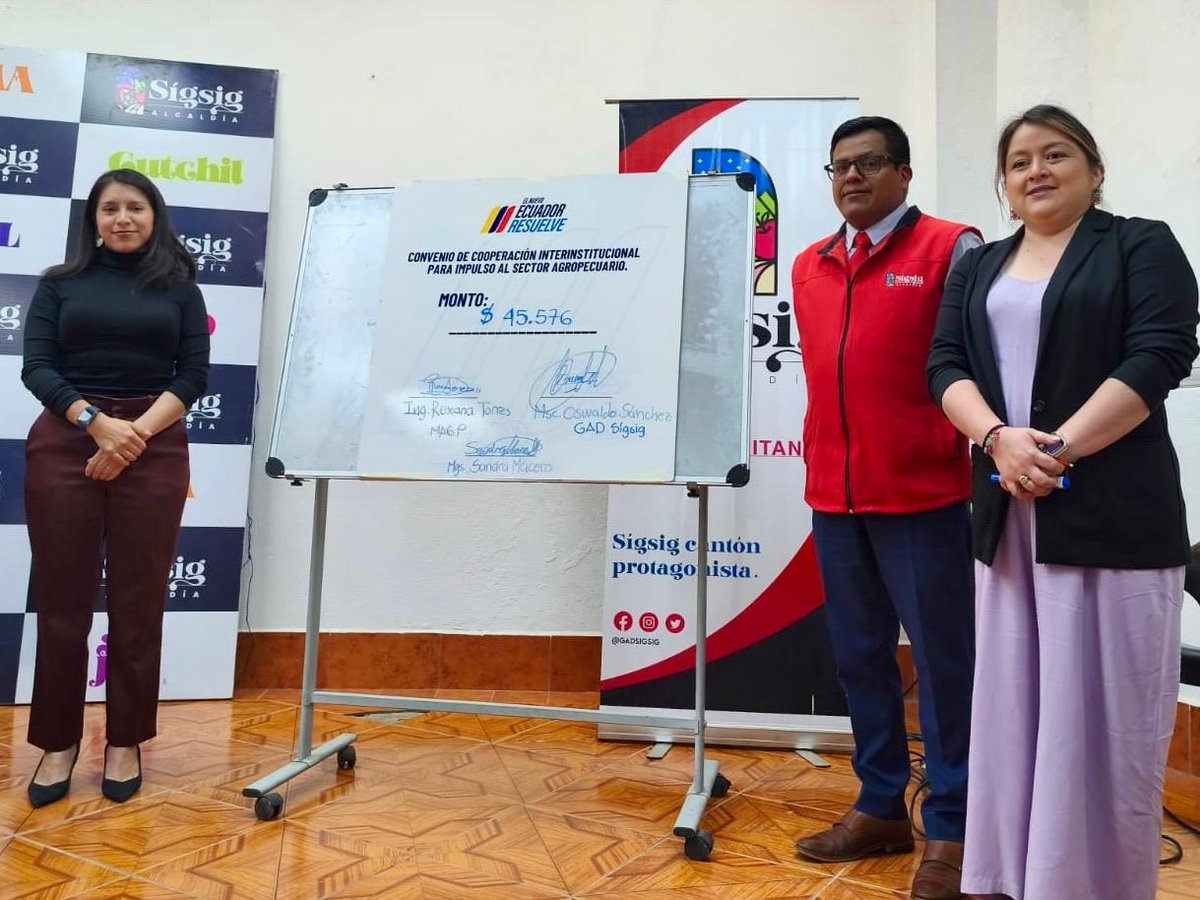 AgriculturaEc's tweet photo. #Azuay| En el cantón #Sígsig entregamos 100 títulos de propiedad a productores rurales, garantizando seguridad jurídica y el derecho a trabajar la tierra con confianza y estabilidad. 📜👩‍🌾👨‍🌾

Además, firmamos un convenio de cooperación interinstitucional con el GAD de Sígsig por USD 45.576 para fortalecer el sector agropecuario, promoviendo más oportunidades de desarrollo y bienestar en el campo.🤝

#ElNuevoEcuadorImpulsa un campo con futuro, donde cada familia productora pueda crecer con seguridad y esperanza. 🌱🇪🇨