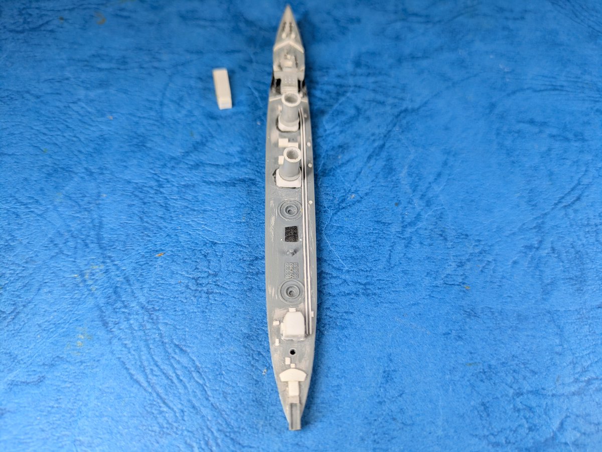 yamapanski's tweet photo. #模型 #スケールモデル #プラモデル #軍艦 #艦船 #船 #艦艇 #ウォーターライン 1/700  #Flyhawk #改造 #ドイツ #海軍 #大型水雷艇 #G39 、作成中。
上甲板ディティール追加、艦尾操舵所、機雷投下軌条設置、船首楼後端第三(前部)缶室ベンチレーター増高、艦橋第1層用プラ材積層。
後は艦橋くらいです。 https://t.co/8BnoiGpvxm