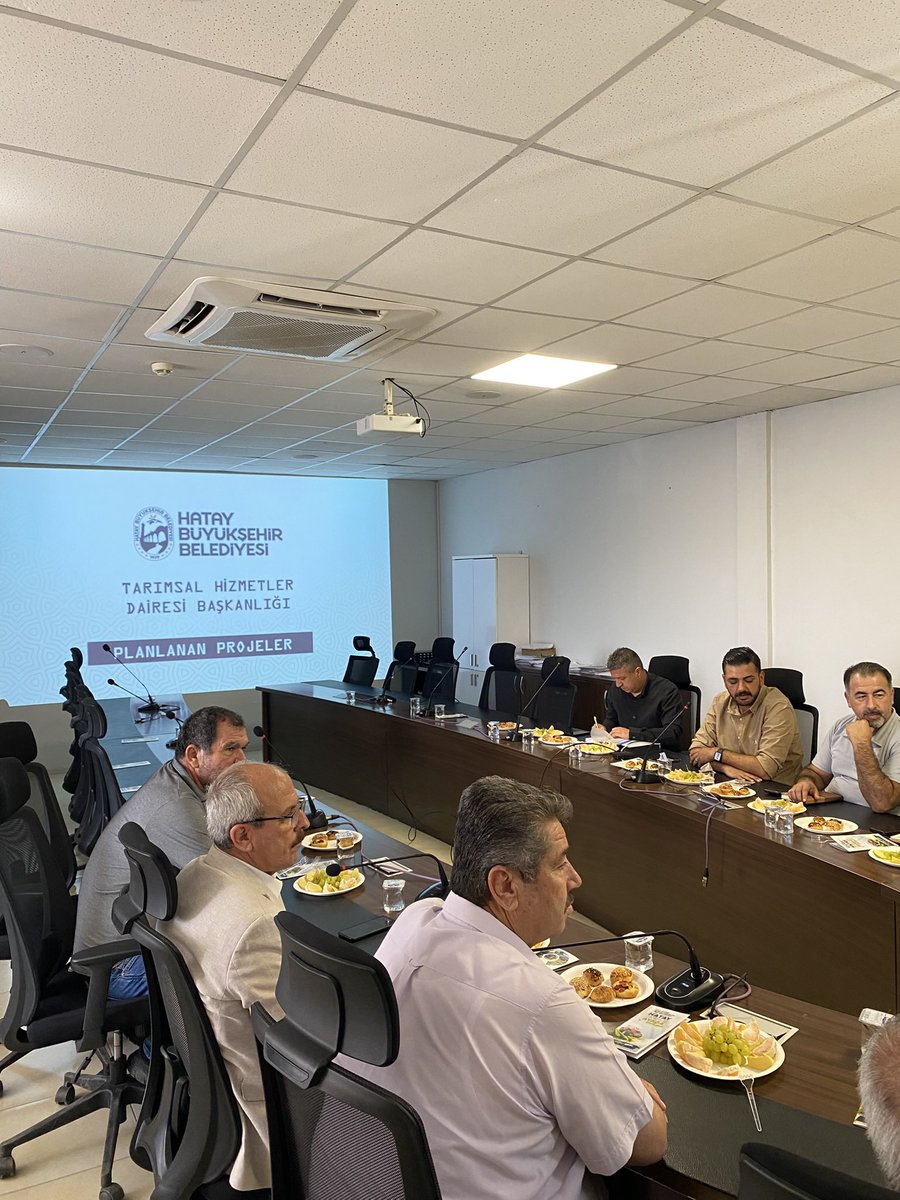 Tamamlanan, devam eden ve planlanan projelerimizi Tarım Komisyonu Meclis Üyelerimize sunduk.
Sunumumuza Genel Sekreter Yardımcımız Sayın Uğur Kandemir katılım sağladı.
Üreticilerimiz için çalışmalarımıza hız kesmeden devam ediyoruz. 🌱🌾