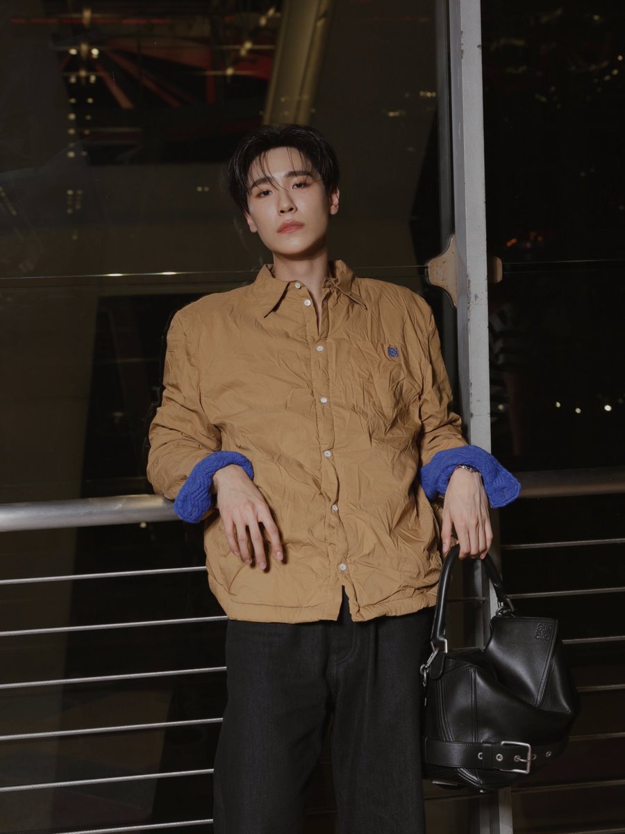 ฮอตมาก! พาชมแอร์พอร์ตลุคของ #จูเนียร์ปณชัย พร้อมบินลัดฟ้าสู่กรุงปารีส ก่อนร่วมชม Loewe Spring/Summer 2026 women's runway show ออกแบบโดย Jack &amp; Lazaro ครีเอทีฟไดเรกเตอร์คนใหม่ล่าสุด ในวันที่ 3 ตุลาคมนี้💚

#LOEWE #Junniorrs 
#LOEWESS26
#LOEWExJunior 
#MintNews