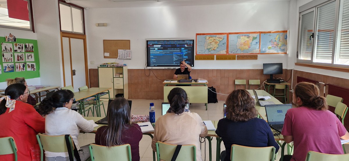 CFIESAmate's tweet photo. Esta tarde los docentes del @campopetre aprenden con Víctor Sánchez los usos pedagógicos de la inteligencia artificial, dentro de su Plan de Formación de centro @cfiesalamanca #formacionCyL #tiCyL https://t.co/8Uparu3deP