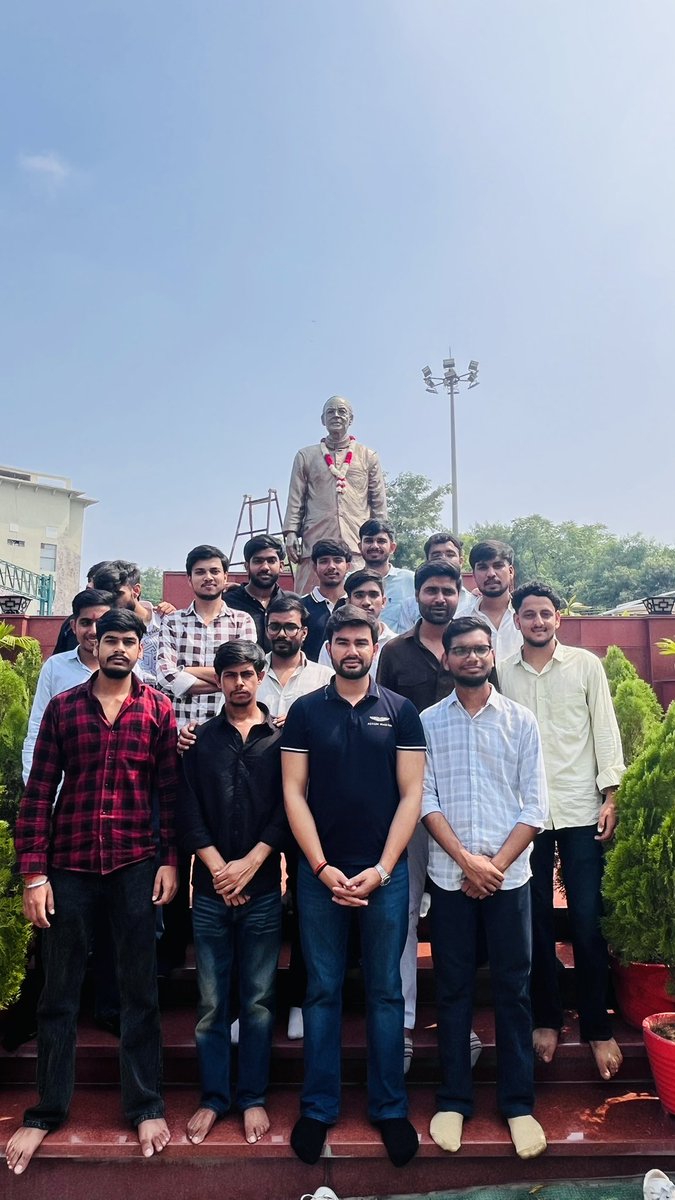 आज अरुण जेटली स्टेडियम में जाकर उनकी प्रतिमा पर पुष्प अर्पण किए  एवं श्रद्धांजलि अर्पित कर उनके विचारों को याद किया और कुछ भाईयो से भेट कर वार्ता की ।

#dusu #abvp #kunalchoudhary #delhiuniversity