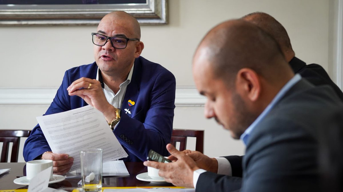 Participamos en la reunión convocada por la Presidencia de la República para socializar la Estrategia Territorial de Implementación del Acuerdo Final de Paz.
Comprometidos con una paz estable y duradera en Colombia.
<a href="/jhhojar/">John Jairo Gonzalez</a> <a href="/DaniloPimiento/">Hugo Danilo Lozano Pimiento</a> <a href="/drreyesplata/">Daniel R. Reyes Plata</a> <a href="/CamaraColombia/">Cámara de Representantes de Colombia</a>