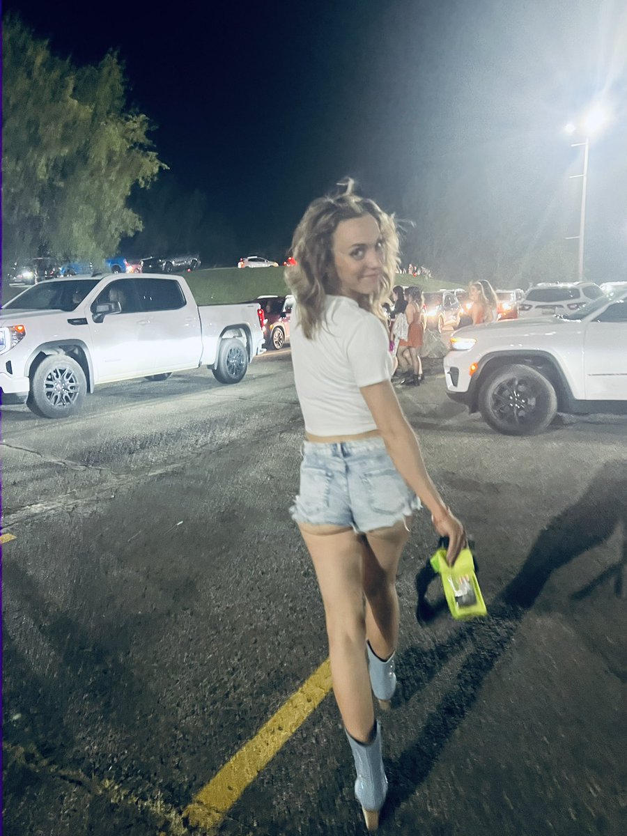 Cici_is_manic's tweet photo. This was me walking out of FMLT Clarkston show. It was also my 30th bday that night. 🥹😭🌞🌝 @halsey #formylasttrick https://t.co/0Mw7mQuXEq