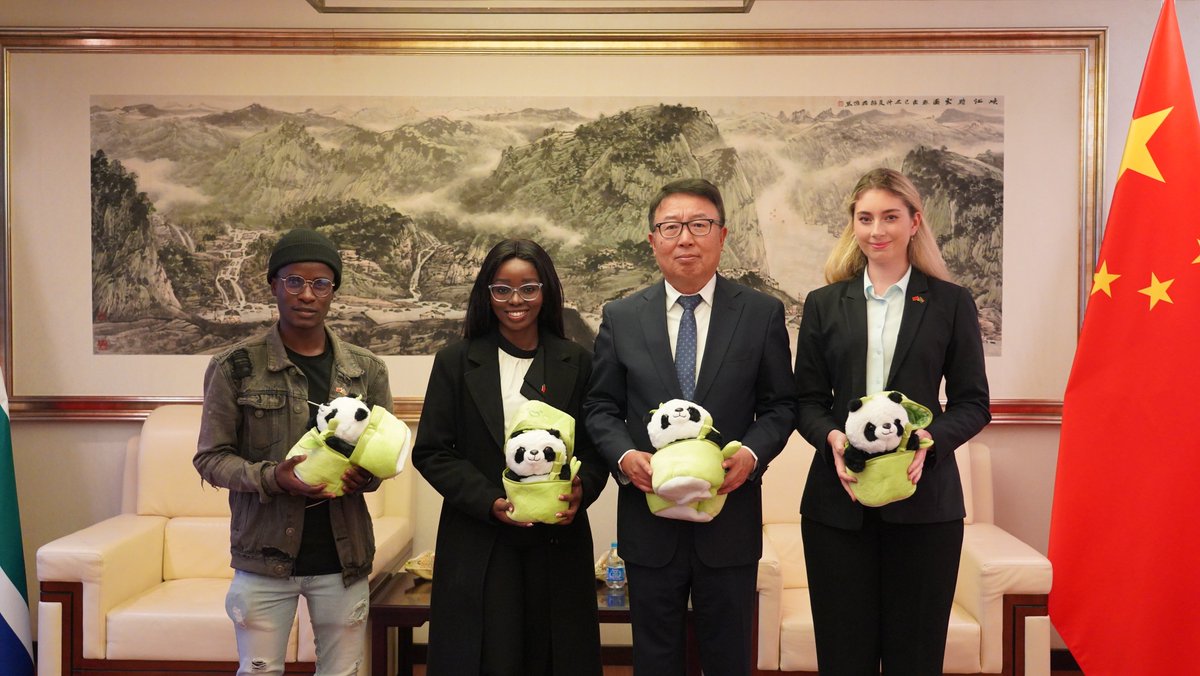 AmbWuPeng's tweet photo. On September 17, we launched the Chinese Speaking Challenge to celebrate #SAChineseLanguageDay. I’m pleased to announce that the event has successfully concluded!

We were inspired by the passion and creativity of everyone who took part. Each contestant has received an R500 airtime voucher via DM.

Congratulations to our Top 3 winners @MsMahlodi @Maxine1565984 @King_Rhodo, who were invited to the Embassy to receive their prizes.

I am deeply encouraged to see so many South Africans embracing the Chinese language. May this journey of learning continue to strengthen the friendship between our peoples.