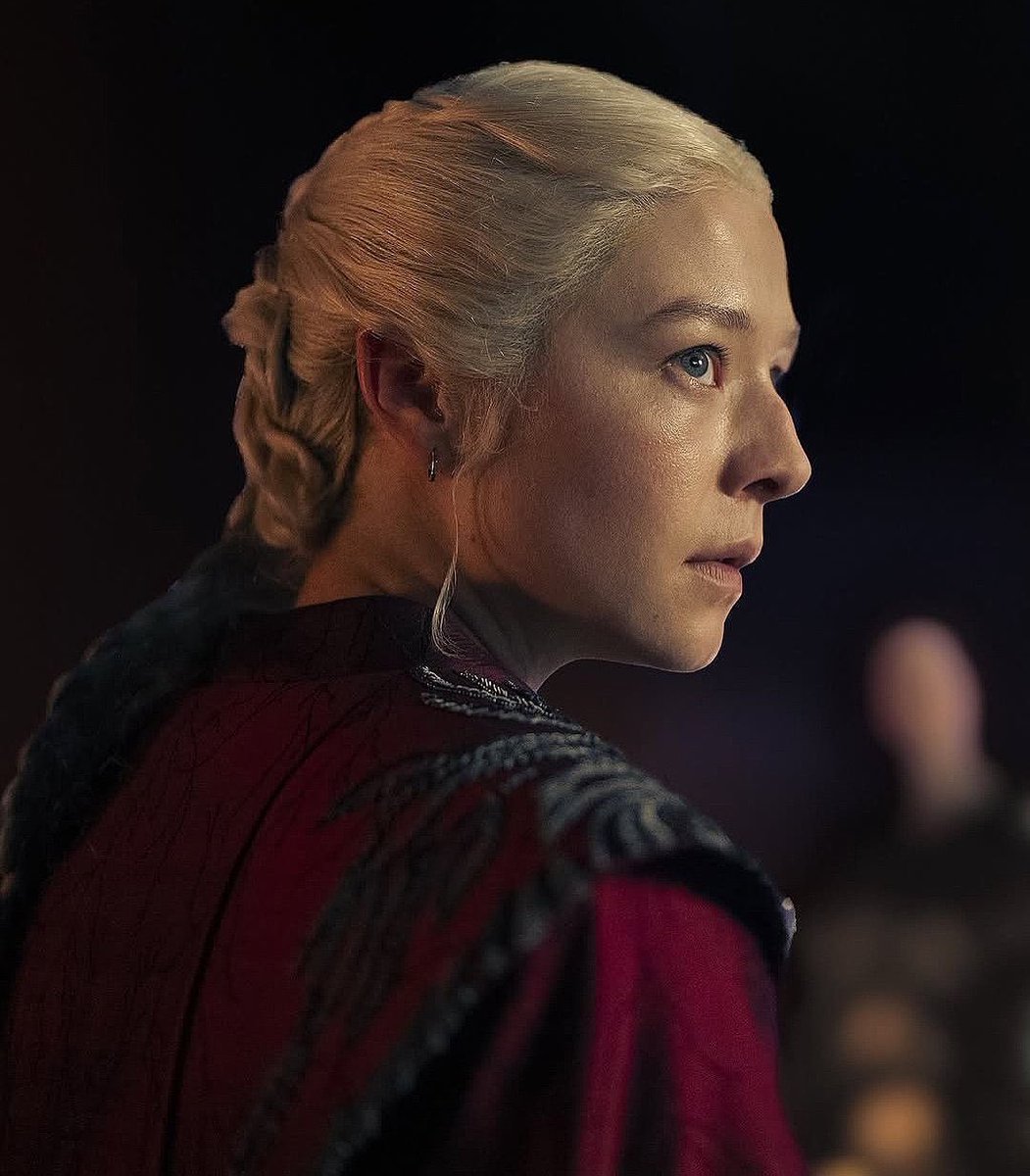 the aquiline nose and most insane side profile I’ve seen. emma d’arcy will always be a perfect face for rhaenyra targaryen and fantasy dramas