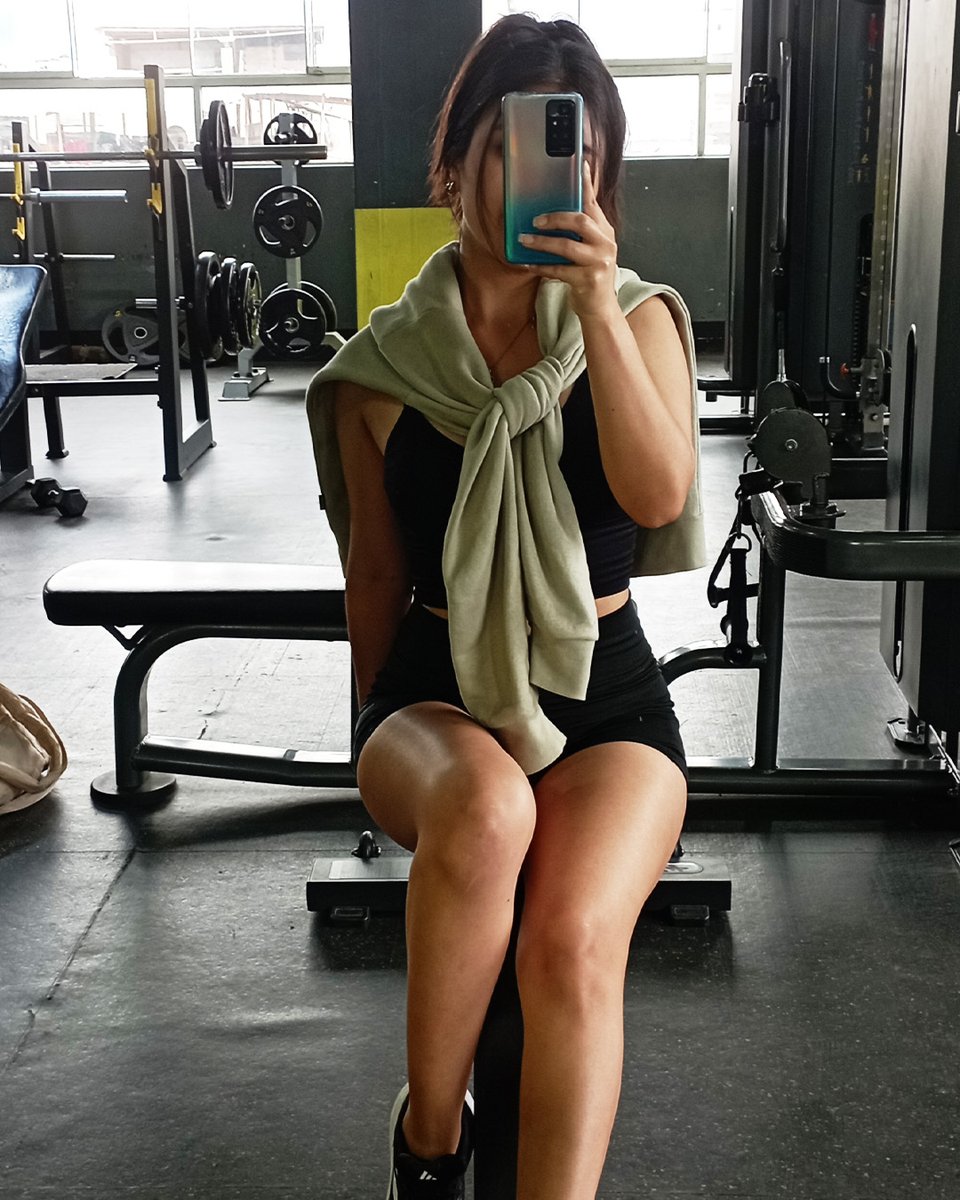 Hoy hacía frío en el gym… pero entre tanto movimiento, terminé más caliente que nunca 😈🔥 ¿Alguien tiene una rutina que me caliente rápido cuando hace friecito?🍑❄️

#curvy #swinger #bigbooty #culona #Onlyfans #sexy #latina