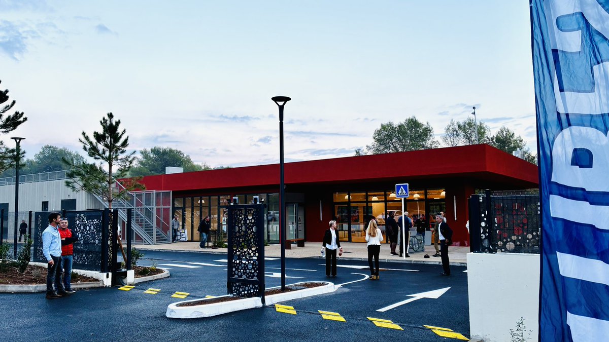 ✨ Réunis autour de @jeanleonetti pour inaugurer le nouveau stade Charpin ✨

Un lieu créateur de lien social, où sport, rencontres et solidarité se conjuguent entre générations 💪🤝

🏋️‍♂️ Boxe • 🕺💃Danse • 🥋 Dojo • 
🚗 54 places de parking

👉🏼 Un espace moderne, durable🌳 et