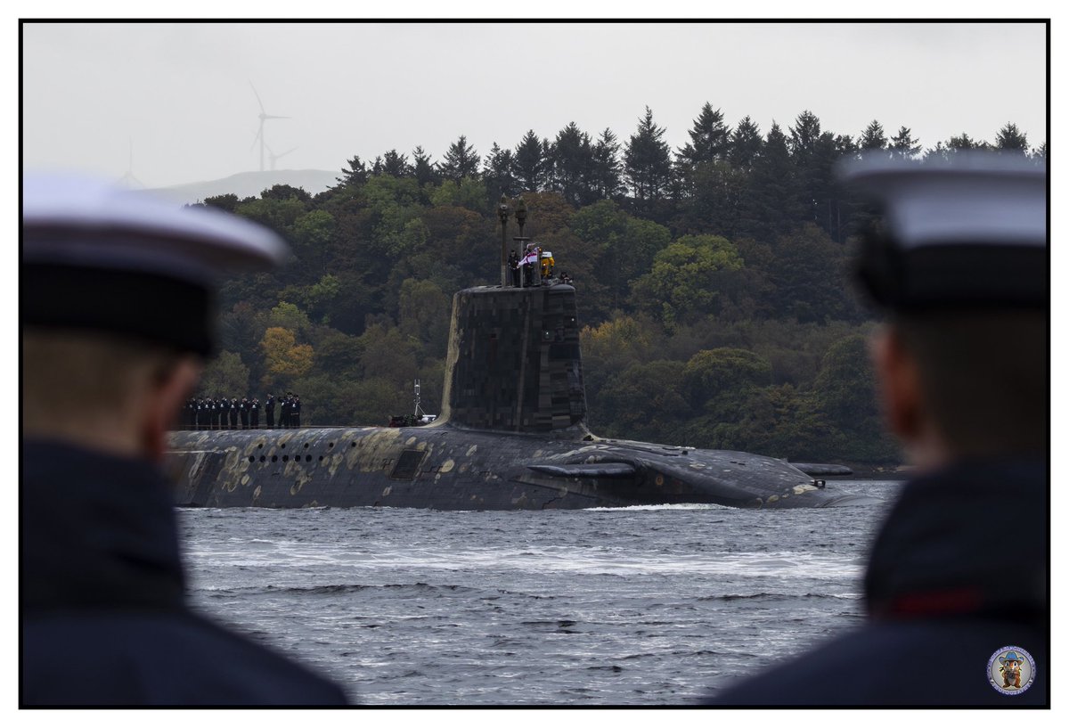 MichaelJWC626's tweet photo. 🇬🇧Royal Navy Vanguard Class inbound to Faslane this afternoon with a very warm welcome home from families in a rather miserable day weatherwise.

@RoyalNavy 
@NavyLookout 
@WarshipCam 

#photography #royalnavy #canon #canonuk #scotland #canonphotography #shipping #mcphotodays https://t.co/D4REYU53lu