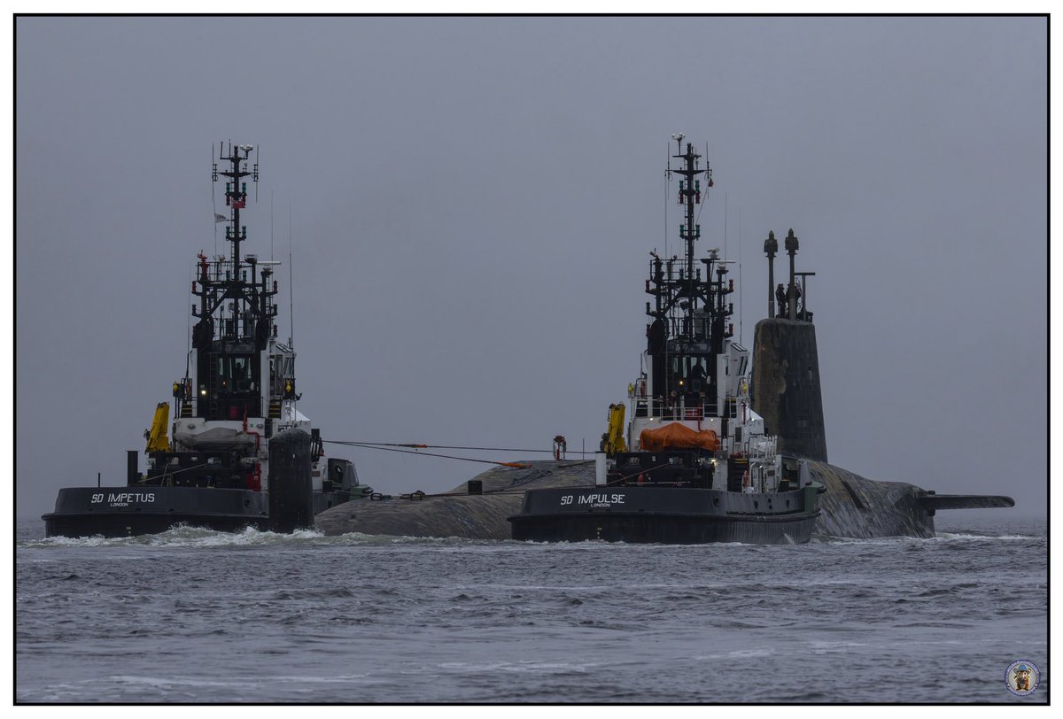MichaelJWC626's tweet photo. 🇬🇧Royal Navy Vanguard Class inbound to Faslane this afternoon with a very warm welcome home from families in a rather miserable day weatherwise.

@RoyalNavy 
@NavyLookout 
@WarshipCam 

#photography #royalnavy #canon #canonuk #scotland #canonphotography #shipping #mcphotodays https://t.co/D4REYU53lu