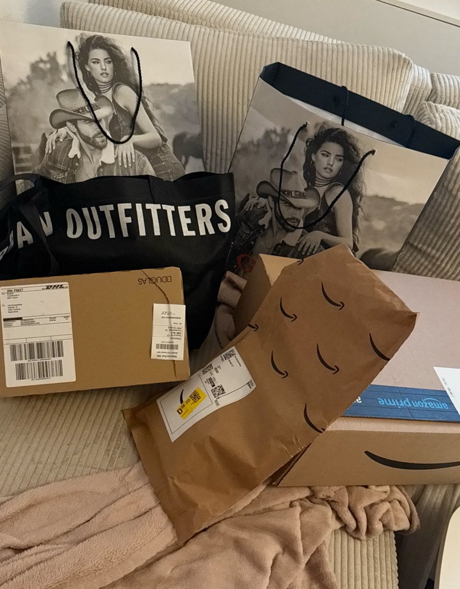 goddessnemera's tweet photo. Princess ist wieder gut versorgt mit Geschenken 😍😍 i love the luxury life 💸💸💸 https://t.co/wR67oPgvLj