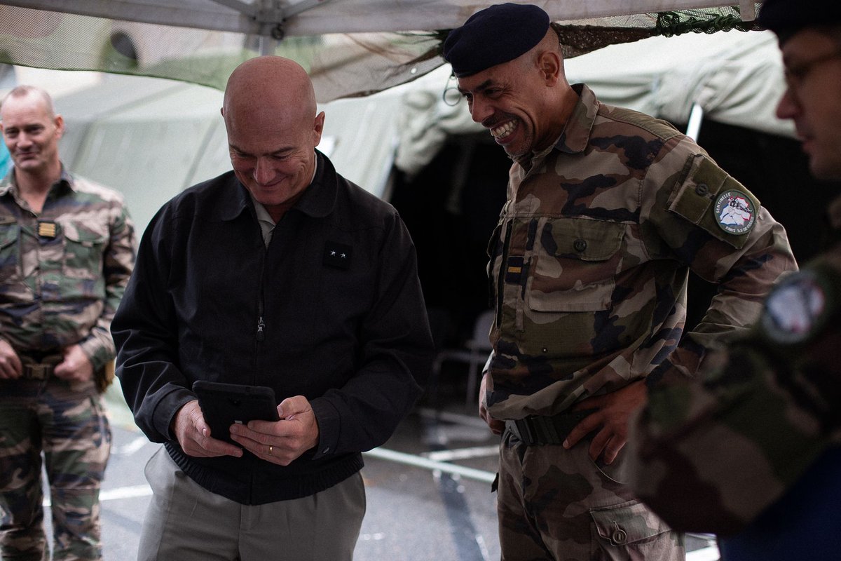 COM6BLB's tweet image. Le GBR CARLETON a rencontré à l'école militaire une partie des bigors du #3RAMa engagés dans l'opération #Sentinelle pour prévenir et dissuader la menace terroriste dans la capitale et protéger les français.
#NotreDéfense #AVosCôtés