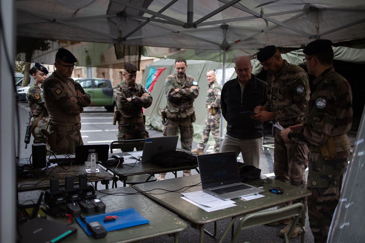 COM6BLB's tweet image. Le GBR CARLETON a rencontré à l'école militaire une partie des bigors du #3RAMa engagés dans l'opération #Sentinelle pour prévenir et dissuader la menace terroriste dans la capitale et protéger les français.
#NotreDéfense #AVosCôtés