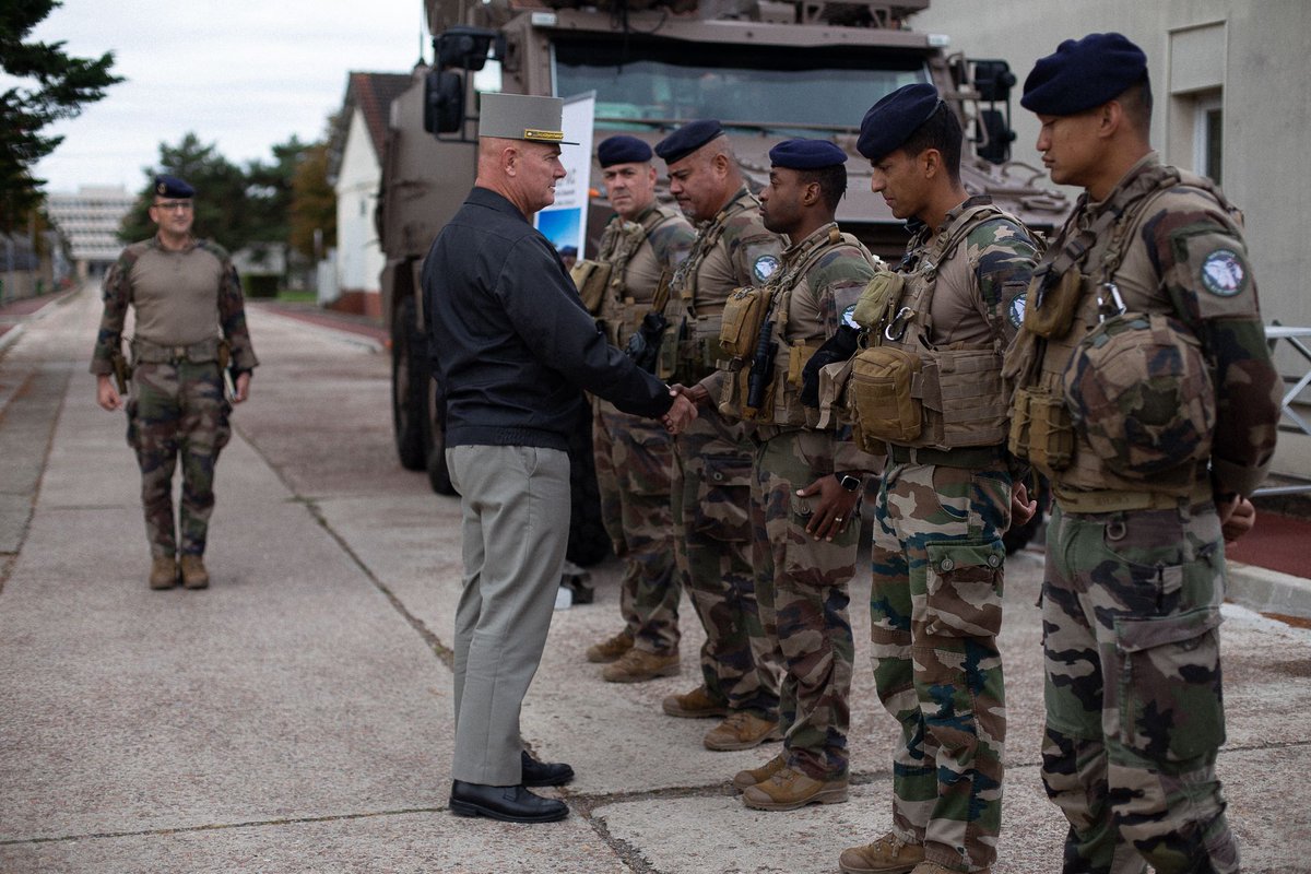 COM6BLB's tweet image. Le GBR CARLETON a rencontré à l'école militaire une partie des bigors du #3RAMa engagés dans l'opération #Sentinelle pour prévenir et dissuader la menace terroriste dans la capitale et protéger les français.
#NotreDéfense #AVosCôtés