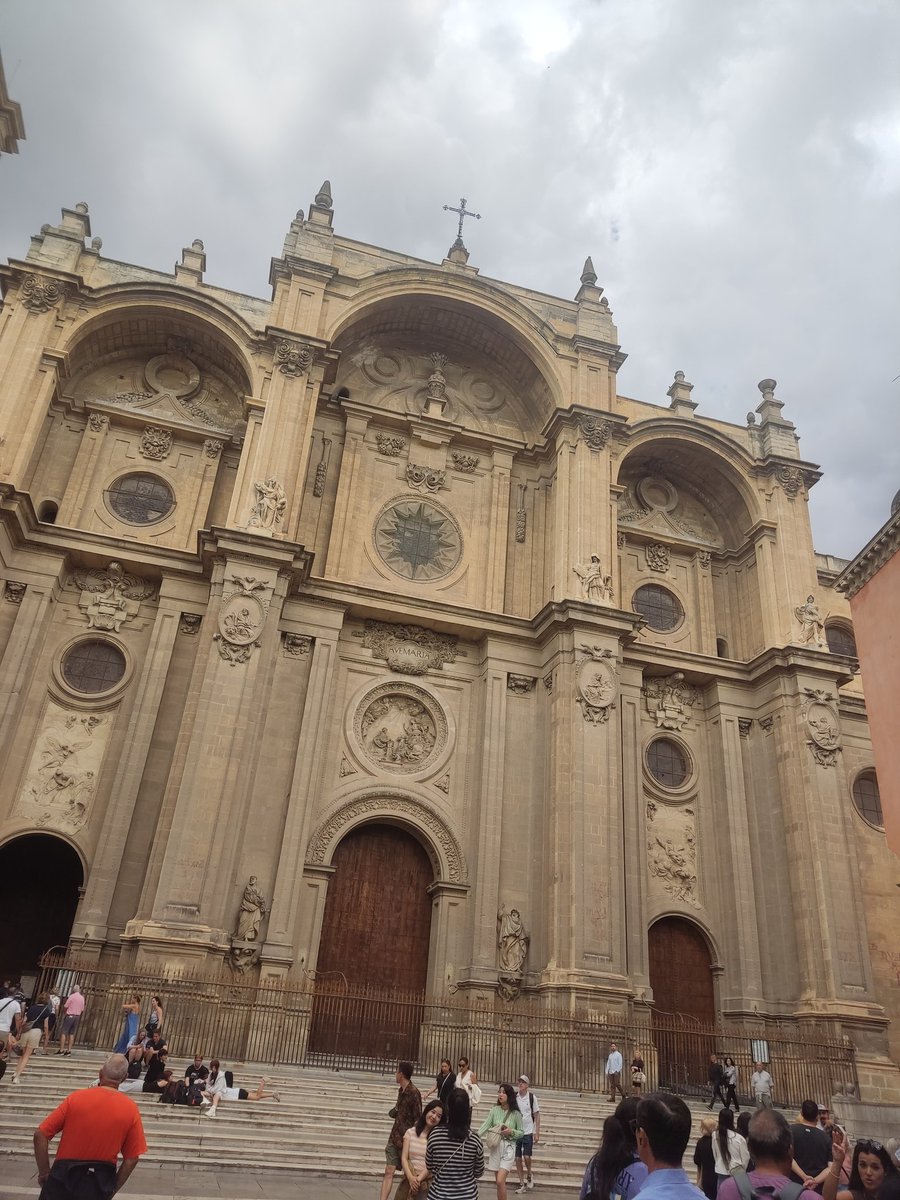 PPKRex's tweet photo. Hoy ha sido el primer día que he notado el impacto de haberme mudado a una ciudad en condiciones, cuando al salir a dar un paseo en lugar de encontrar un yonki, encontré una catedral y un estanque de patos, así si joder 🙂 https://t.co/Tfn7hqPDml